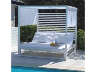 What Features Should You Look for in an Outdoor Daybed?