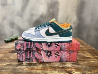 OTOMO KATSUHIRO X NIKE SB DUNK LOW SNEAKER